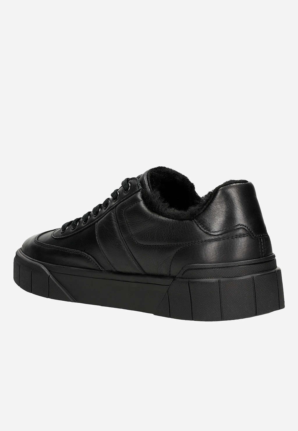 Czarne skórzane trampki męskie Wojas 10180-51 z boku, widoczne ciepłe czarne futerko wyściełające wnętrze buta, gruba podeszwa i sznurówki.