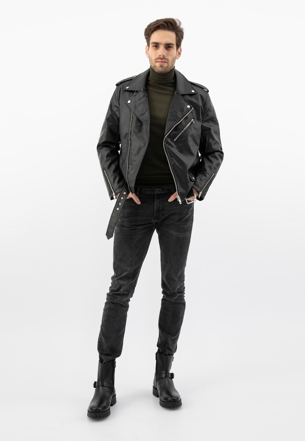 Stylowy mężczyzna w czarnej skórzanej kurtce i ciemnych jeansach, prezentujący czarne bikery Wojas model 20022-51 ze skóry licowej, idealne do rockowej stylizacji.