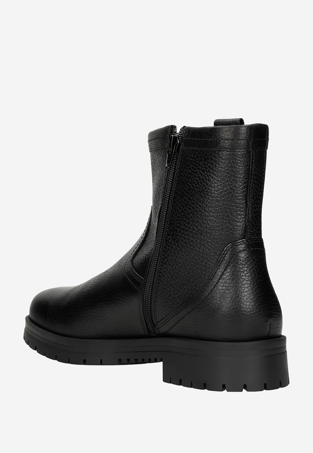Czarne męskie botki Wojas model 20028-51 z teksturowanej skóry, zapinane na boczny zamek błyskawiczny, z grubą podeszwą o wyrazistym profilu, widok z boku.