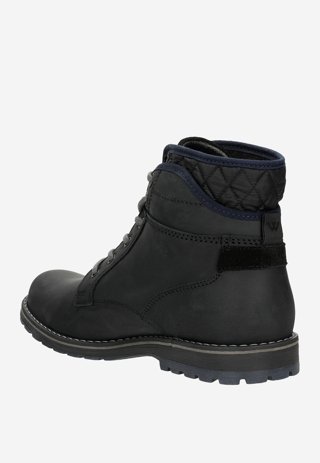 Czarne workery męskie Wojas 24031-71 z pikowanym kołnierzem i granatowymi akcentami. Widok z boku ukazuje masywną podeszwę i praktyczne sznurowanie.
