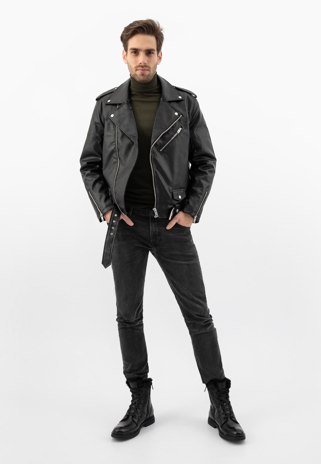 Model w czarnej skórzanej kurtce i ciemnych jeansach prezentuje trzewiki męskie Wojas model 24086-71 - czarne zimowe buty z ociepleniem, idealne do stylizacji na chłodne dni.