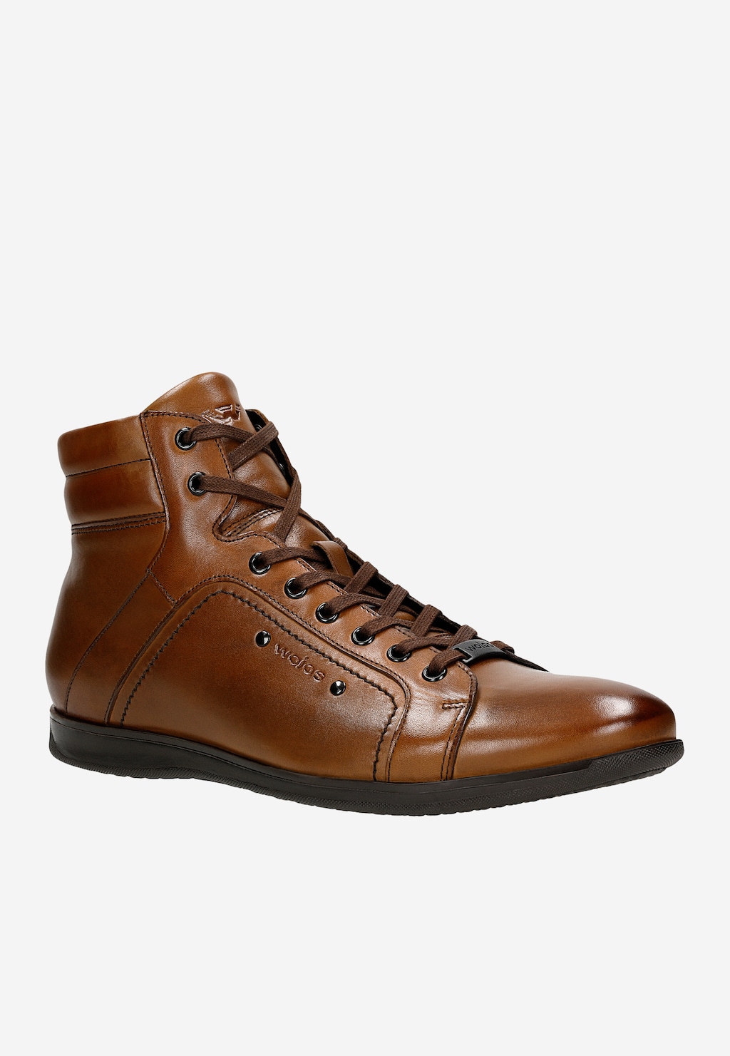 Jasnobrązowe trzewiki męskie Wojas 24093-52 z elegancką skóry licowej. Wysokie buty ze sznurowaniem, czarną podeszwą i widocznym logo marki na boku.