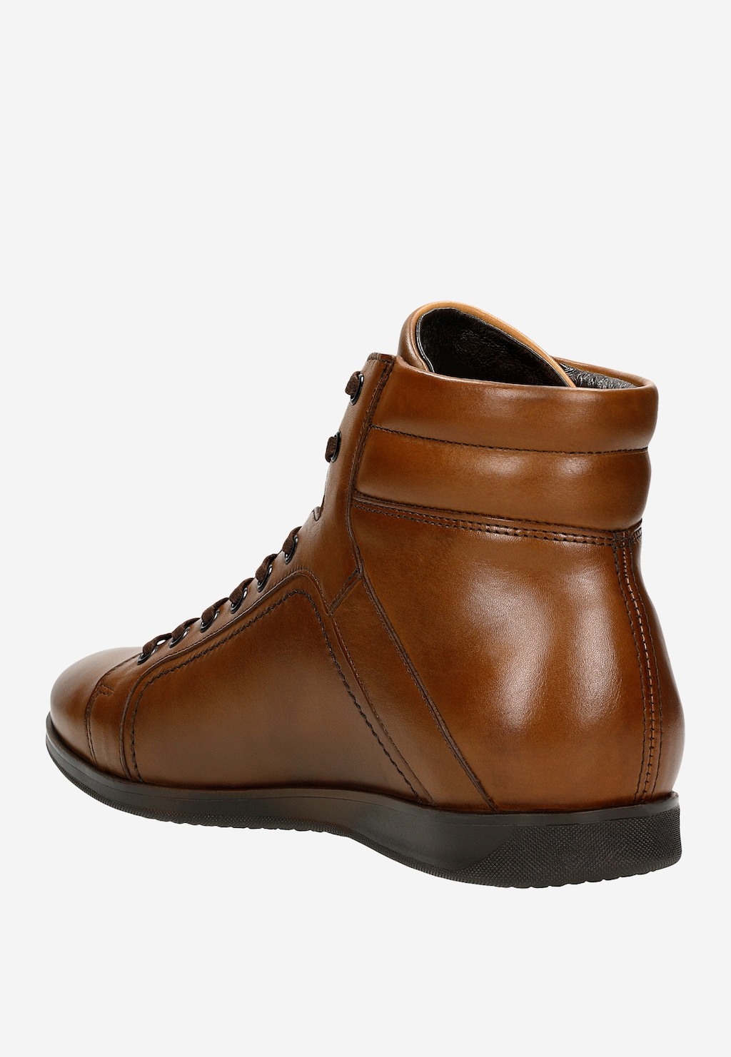 Jasnobrązowe trzewiki męskie Wojas 24093-52 ze skóry licowej, widok z boku. Eleganckie buty z czarną podeszwą i wyraźnymi przeszyciami, sznurowane z wyższą cholewką.