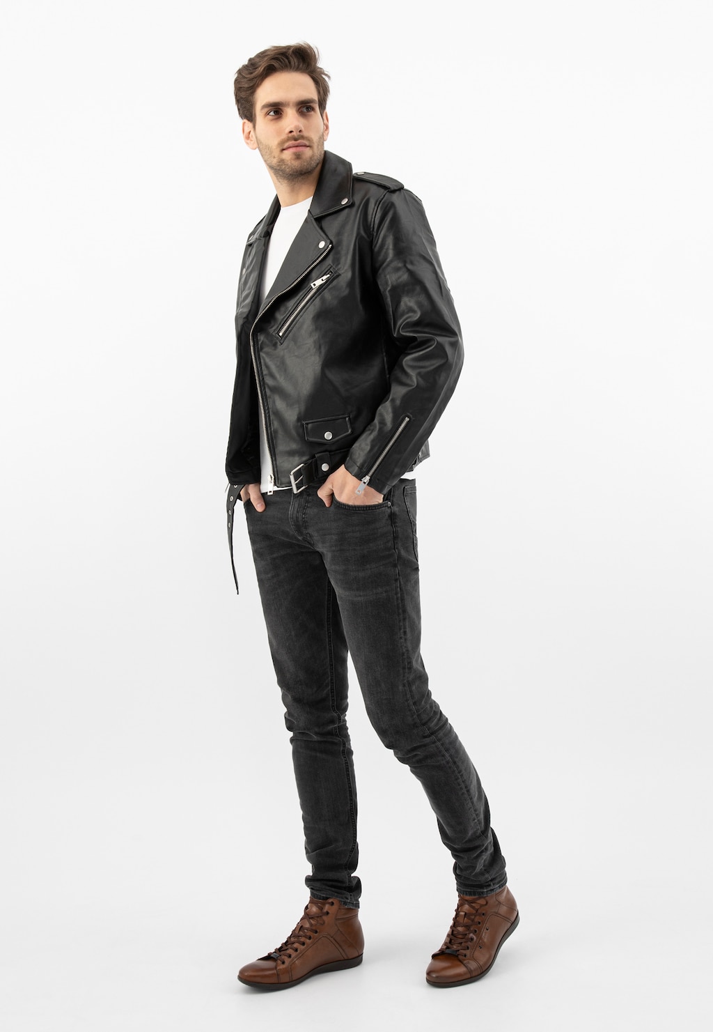 Model w czarnej skórzanej kurtce i jeansach, prezentujący jasnobrązowe trzewiki męskie Wojas 24093-52 ze skóry licowej, widoczne w całej stylizacji.