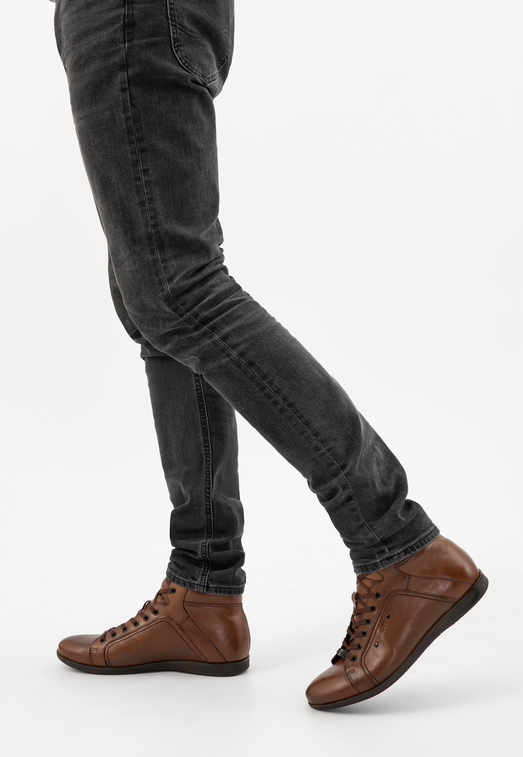 Jasnobrązowe trzewiki męskie Wojas 24093-52 ze skóry licowej, noszone z ciemnymi jeansami, widoczne z profilu, podkreślające elegancki, casualowy styl.