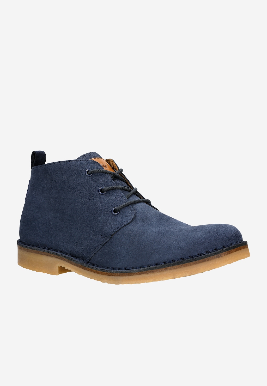 Granatowe trzewiki męskie Wojas model 24400-66 typu chukka z zamszowej skóry, sznurowane, z charakterystyczną brązową podeszwą. Widok z boku pokazuje elegancki profil buta.
