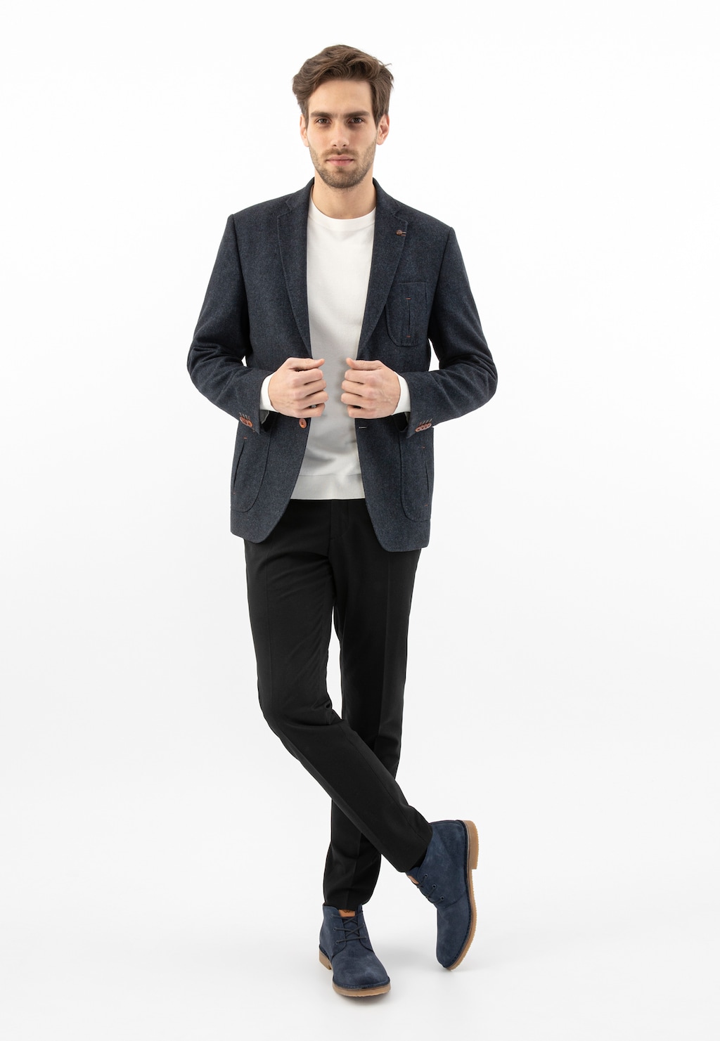 Elegancki strój z granatowymi trzewikiami męskimi Wojas model 24400-66, typu chukka z brązową podeszwą, zestawiony z ciemną marynarką i czarnymi spodniami.