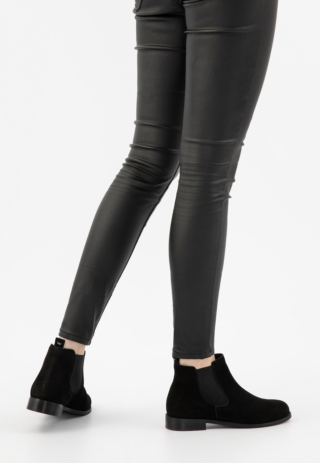 Czarne sztyblety damskie Wojas 55244-61 na płaskiej podeszwie zestawione ze skórzanymi legginsami. Eleganckie buty prezentowane z perspektywy bocznej.