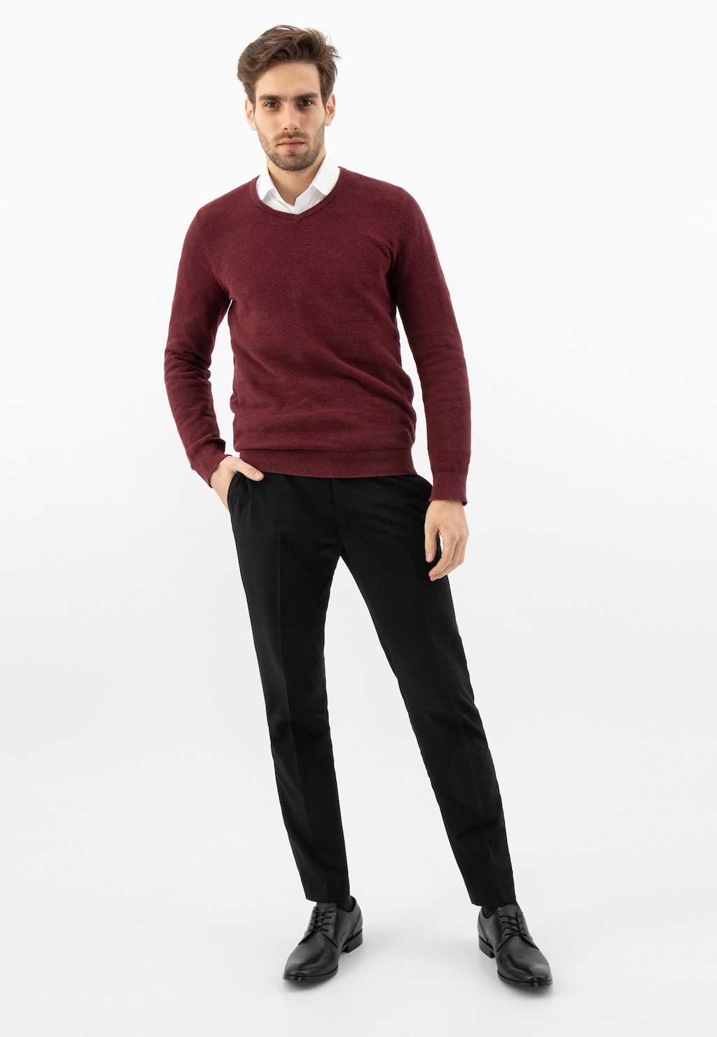 Model w bordowym swetrze i czarnych spodniach, prezentujący wizytowe czarne półbuty męskie Wojas model 7030-51, idealne do eleganckiej stylizacji.
