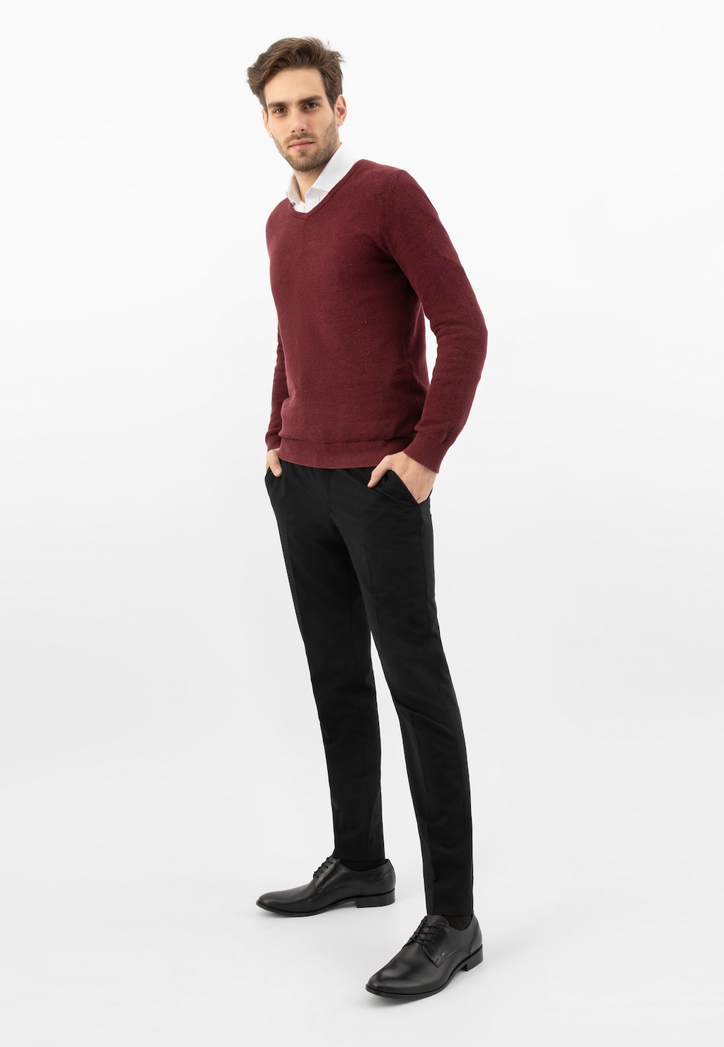 Model w eleganckim stroju z bordowym swetrem i czarnymi spodniami, prezentujący wizytowe czarne półbuty męskie Wojas model 7030-51 - idealne uzupełnienie formalnej stylizacji.