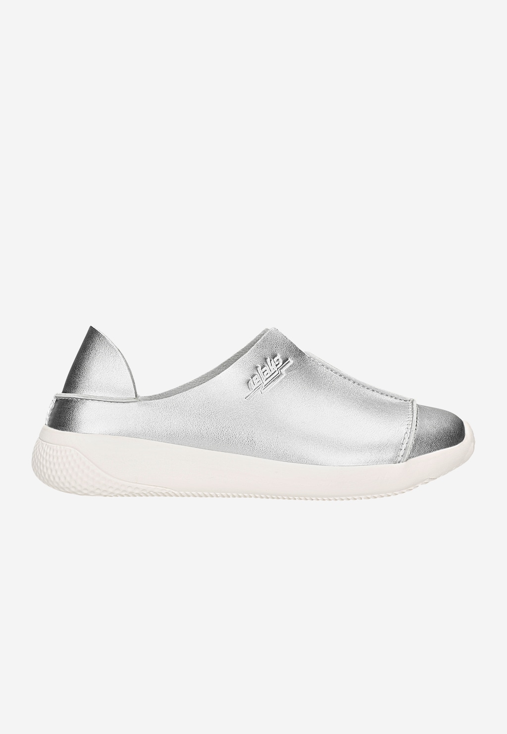 Srebrne wsuwane półbuty RELAKS model R46168-18 z białą podeszwą, widok z boku. Eleganckie buty z metalicznym wykończeniem i logo marki na cholewce.