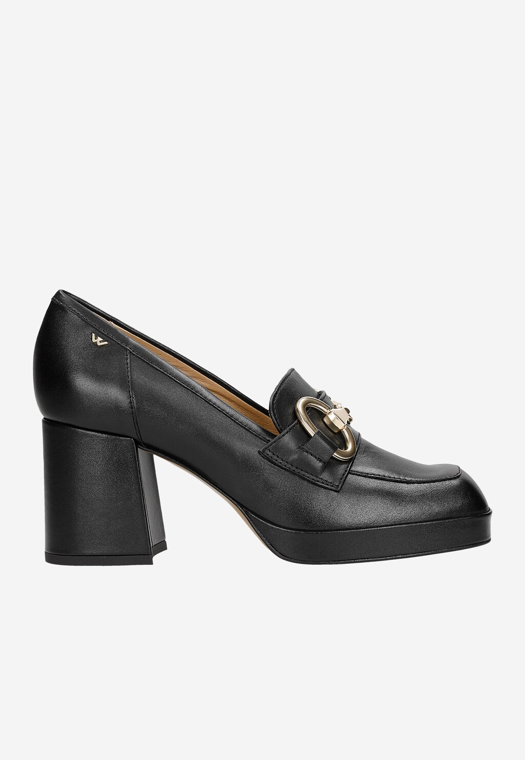 Czarne skórzane mokasyny damskie Wojas 46218-51 z ozdobną złotą klamrą, na stabilnym słupku, z platformą, pokazane z boku, widoczne logo marki.
