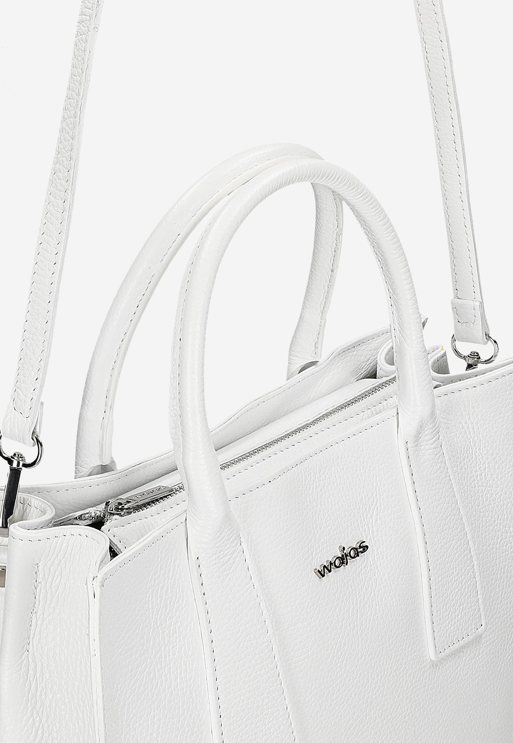 Elegancki biały kuferek damski Wojas 80384-59 ze skóry naturalnej z widocznym logo marki, podwójnymi uchwytami i odpinanym paskiem na ramię. Widoczne precyzyjne przeszycia i metalowe dodatki.