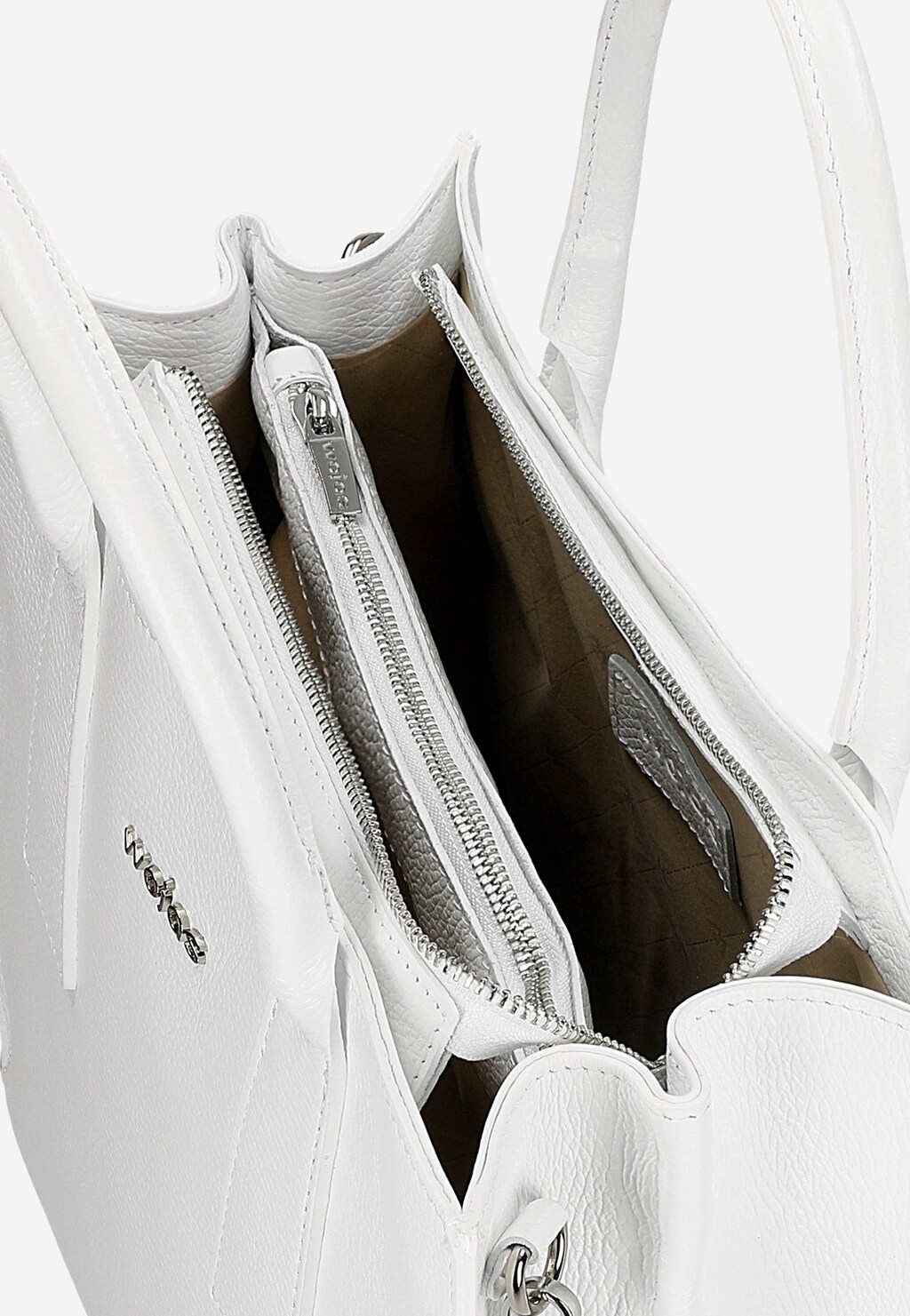 Mały skórzany kuferek damski Wojas 80384-59 w kolorze białym z widocznym wnętrzem, przegródkami i srebrnymi zamkami błyskawicznymi, ukazany z góry.