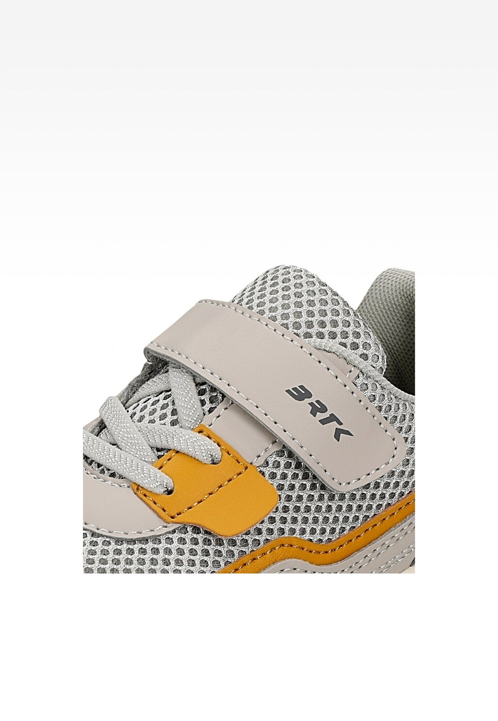 Beżowo-szare półbuty dziecięce Bartek 18042401 z rzepem i siateczką. Widoczne charakterystyczne elementy: logo BRK, żółte akcenty i szare sznurówki.