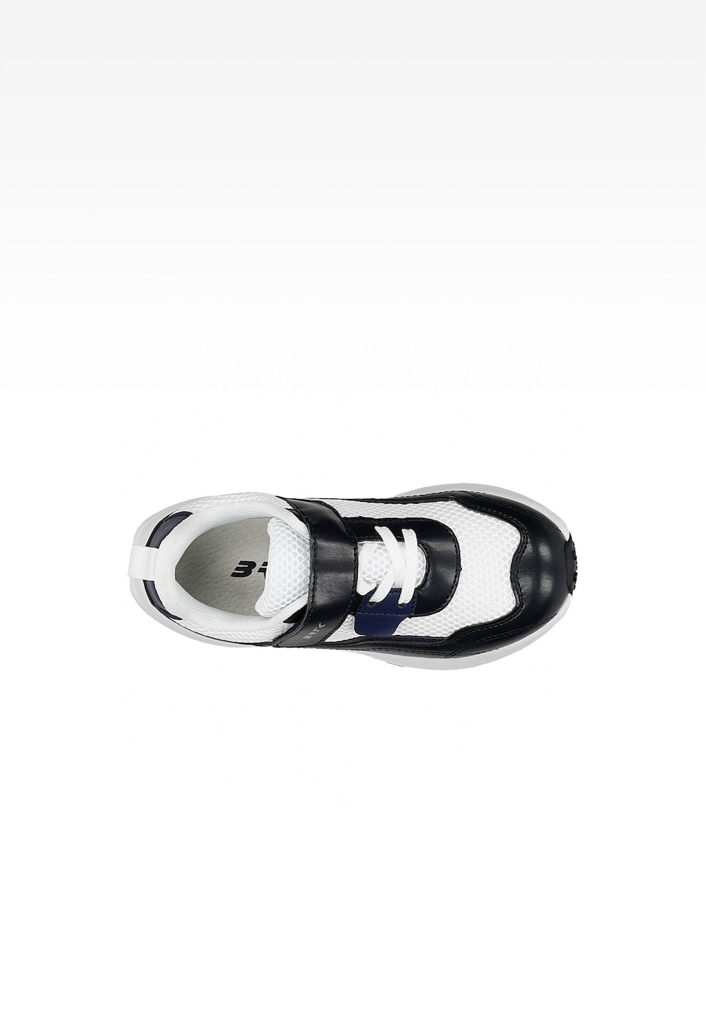 Półbuty dziecięce BARTEK 15042402 w granatowo-białym kolorze, widok z góry. Sportowy model z zapięciem na rzep, białymi sznurówkami i przewiewną, siateczkową cholewką.