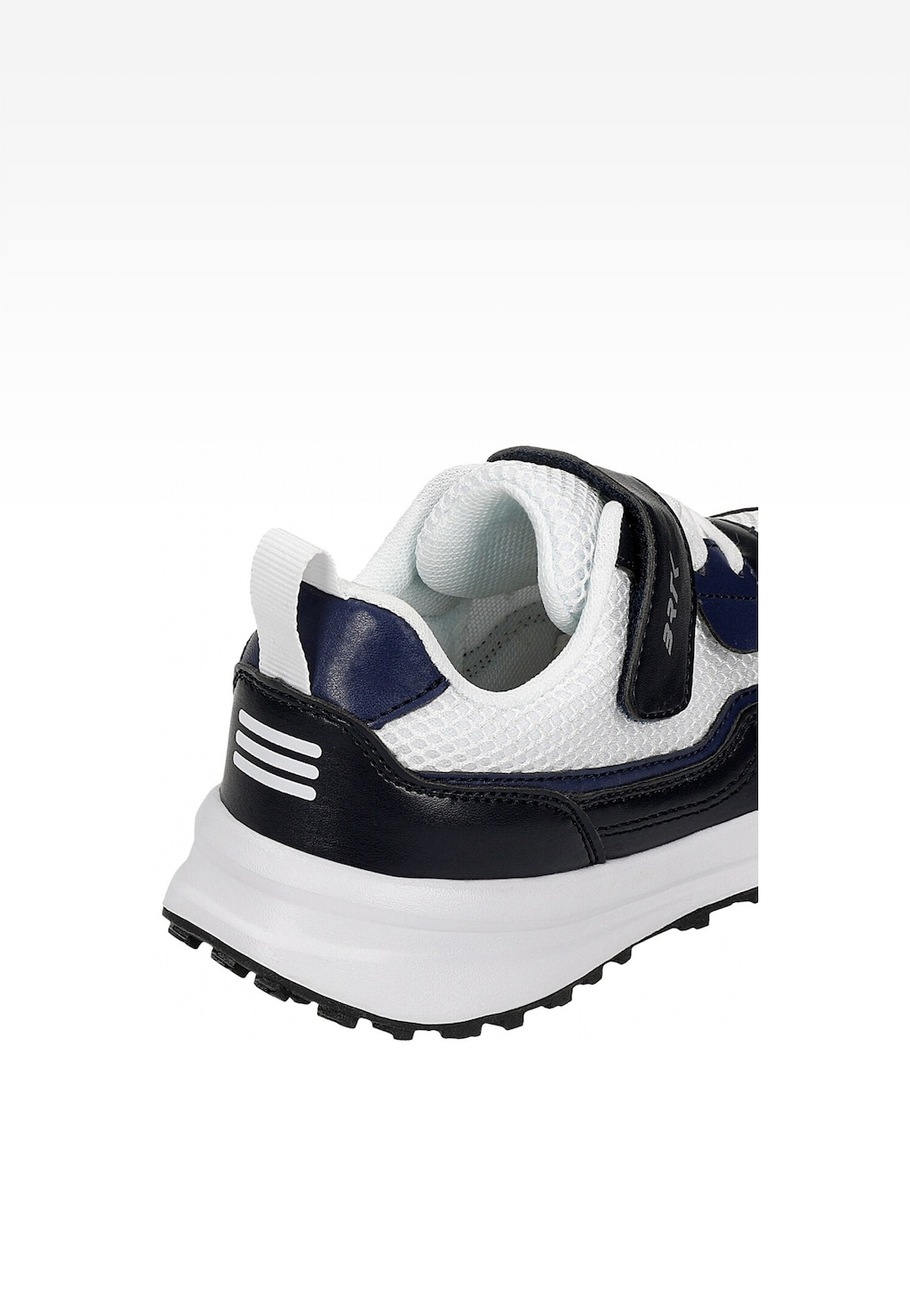 Granatowo-białe półbuty dziecięce Bartek 15042402 z zapięciem na rzep, wykonane z oddychającej siateczki i wygodną podeszwą, idealne do codziennego noszenia.