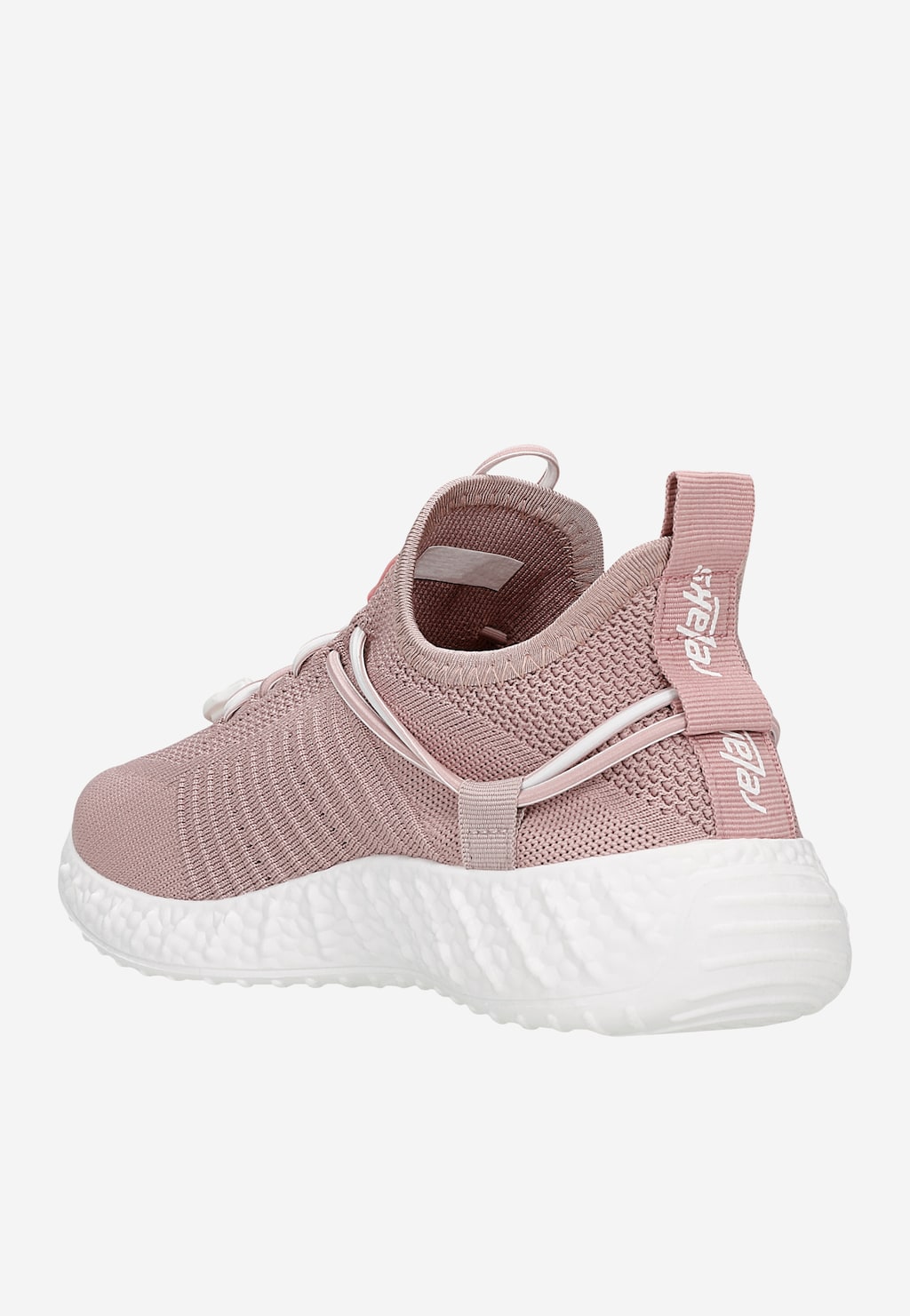Różowe sneakersy RELAKS model R46166-85 z tyłu, wykonane z dzianinowego materiału, osadzone na lekkiej białej podeszwie. Widoczna charakterystyczna metka z logo marki.