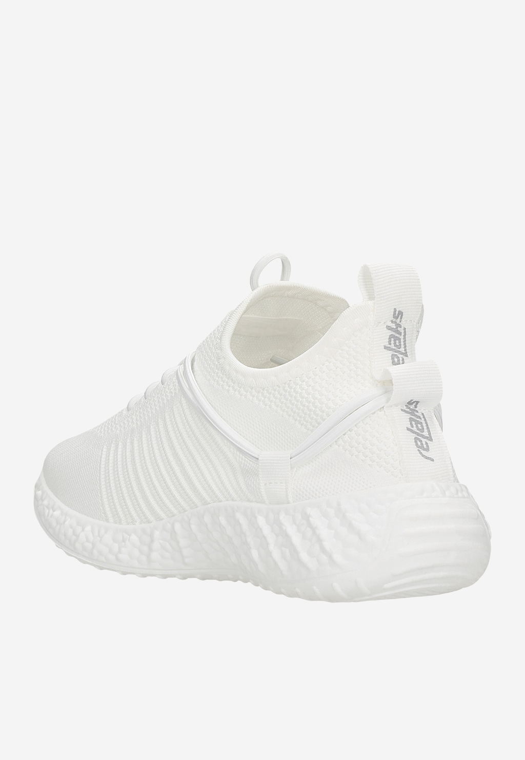 Białe sneakersy RELAKS R46166-88 z materiału tekstylnego, widok z tyłu. Buty mają dzianinową cholewkę, teksturowaną podeszwę i charakterystyczne logo marki na pięcie.
