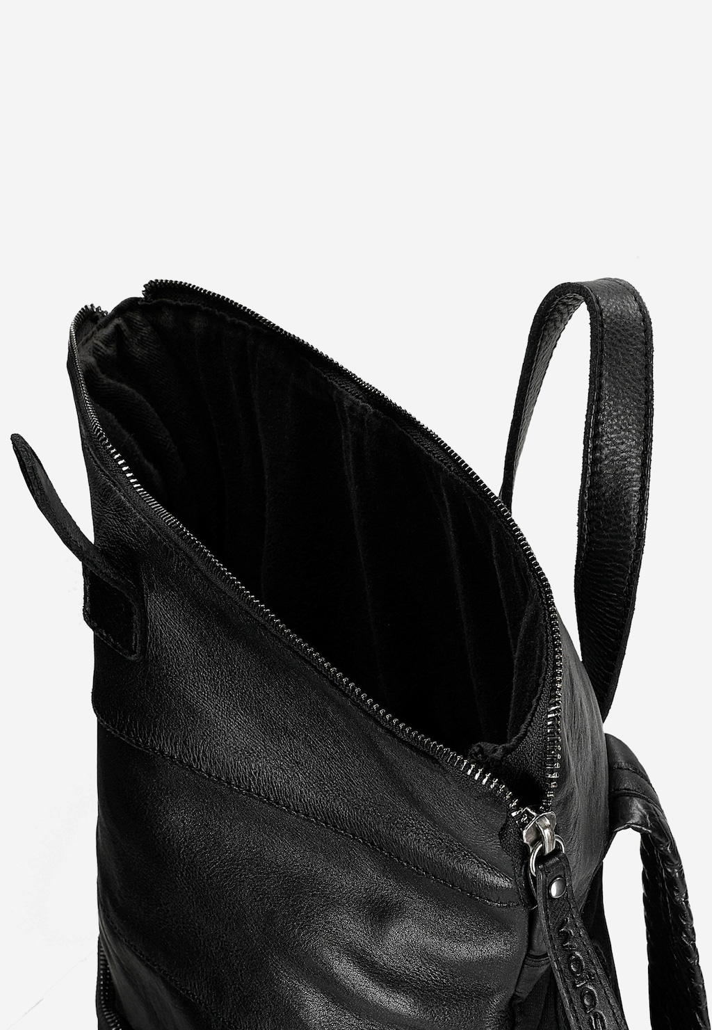 Duży plecak Wojas 80080-51 z czarnej skóry licowej, widok z góry na otwarte wnętrze z podszewką, widoczny zamek błyskawiczny i skórzany uchwyt.