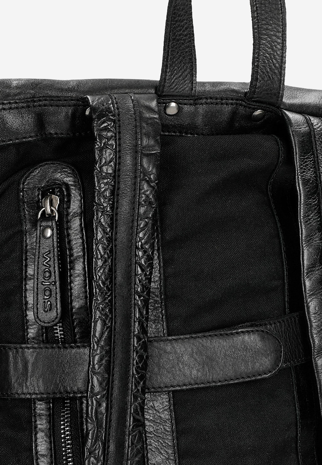 Duży czarny plecak Wojas 80080-51 ze skóry licowej, widok z bliska na przednią kieszeń z zamkiem błyskawicznym i logo marki, eleganckie pikowane detale i uchwyty.