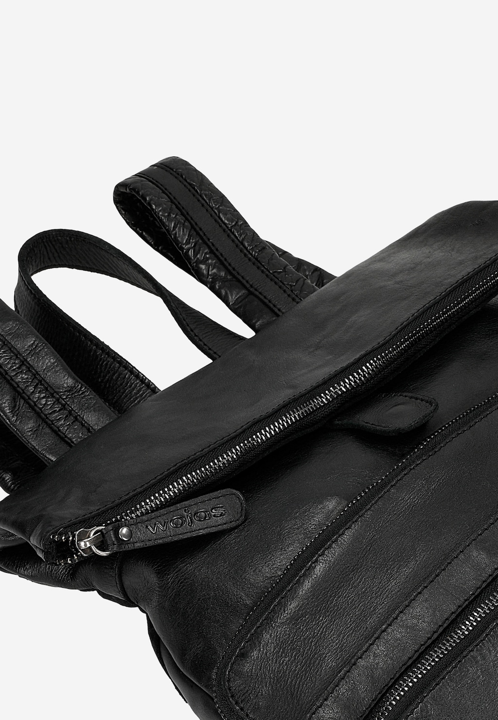 Zbliżenie na duży czarny plecak Wojas 80080-51 wykonany z licowej skóry. Widoczne uchwyty, zamek błyskawiczny z logowanym suwakiem oraz detale wykończenia.