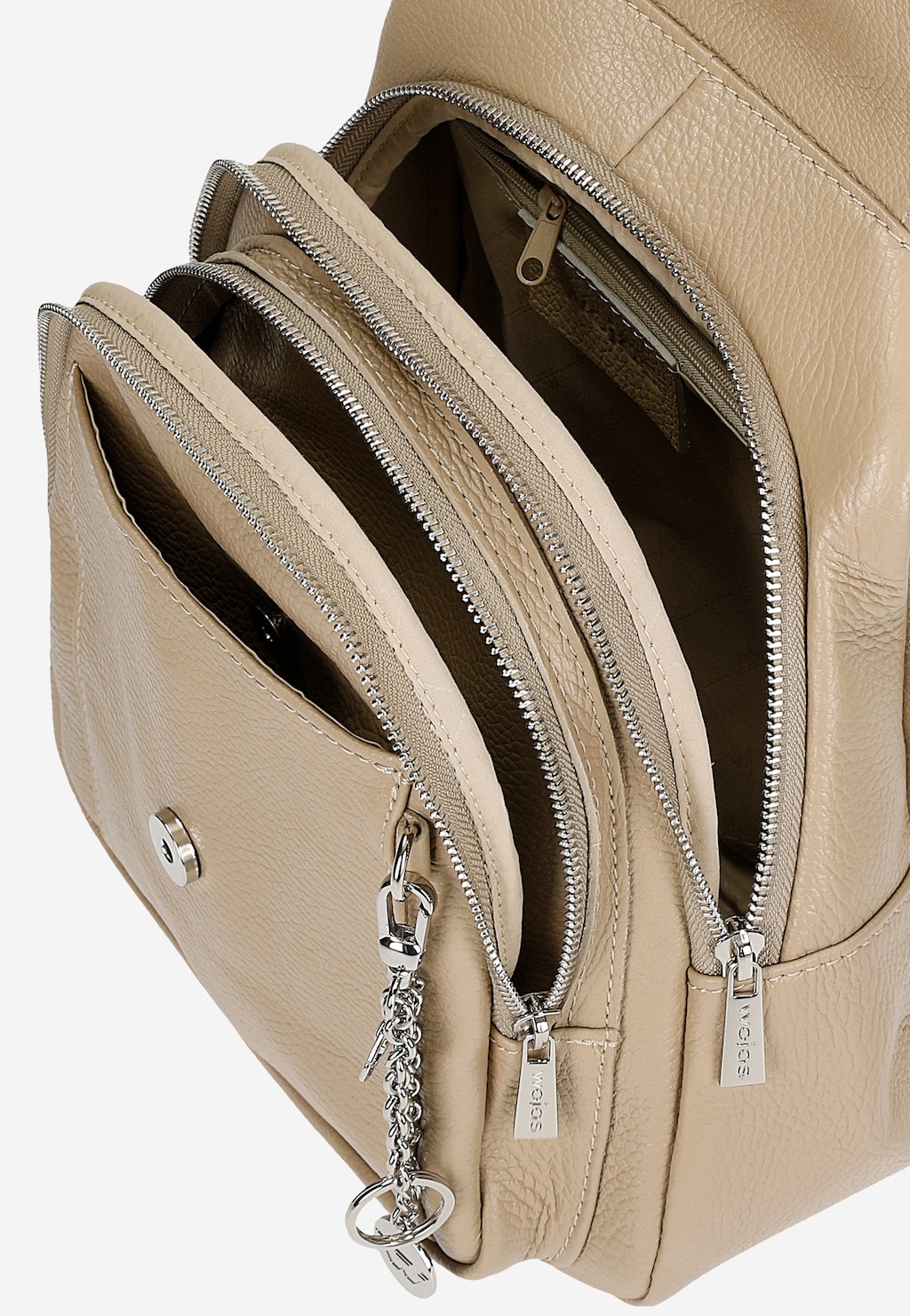 Zbliżenie na otwarte komory beżowego skórzanego plecaka damskiego Wojas 80084-54, ukazujące funkcjonalne przegrody z zamkami błyskawicznymi i srebrną zawieszką.