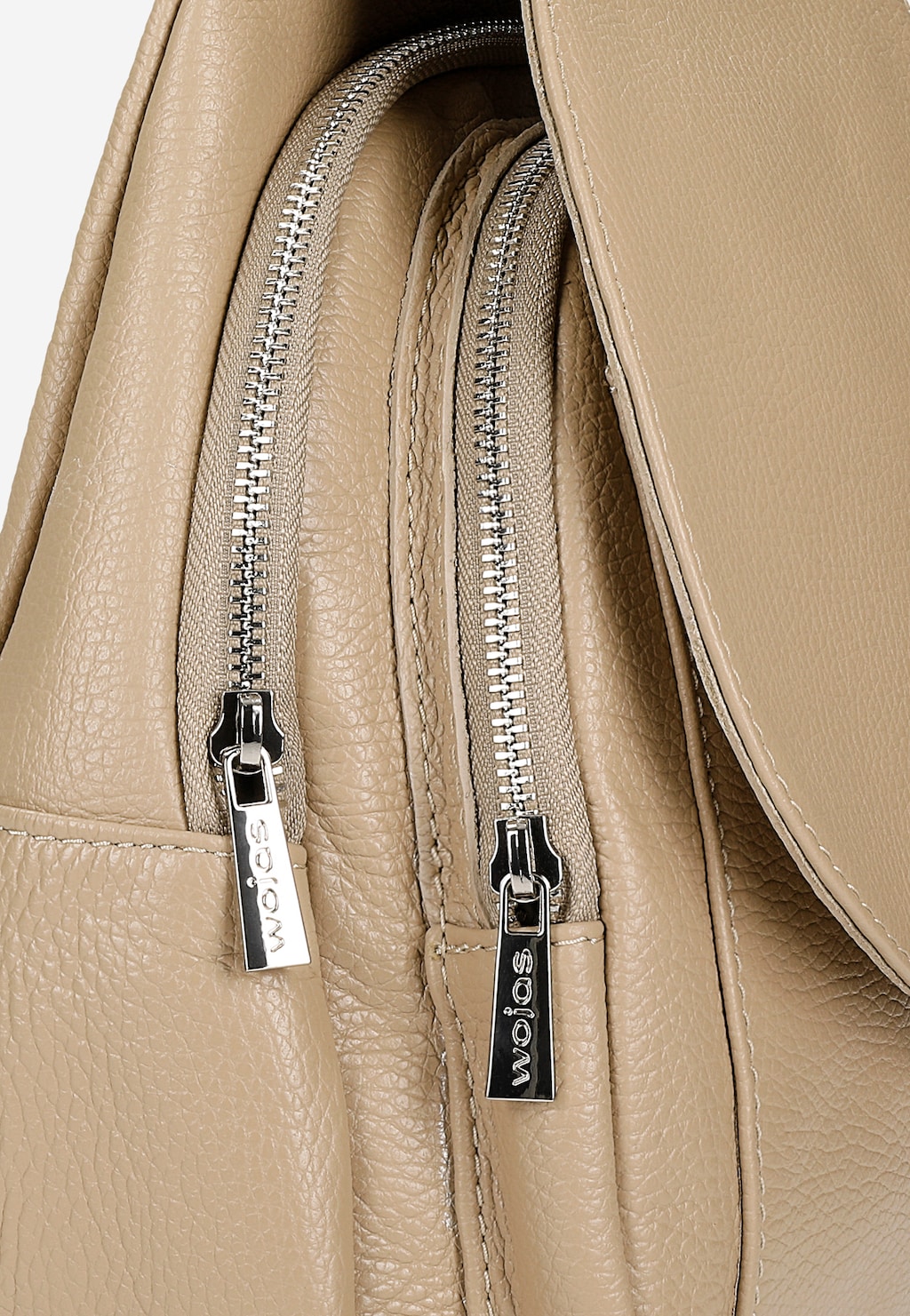 Zbliżenie beżowego skórzanego plecaka damskiego Wojas model 80084-54, ukazujące srebrne zamki błyskawiczne z zawieszkami z logo marki, wykonane z wysokiej jakości skóry.