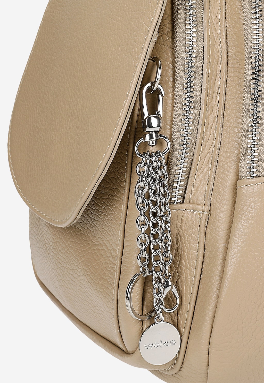 Beżowy skórzany plecak damski Wojas model 80084-54 z widocznym zbliżeniem na elegancką srebrną zawieszkę z łańcuszkiem i logo marki, przy zamku błyskawicznym.