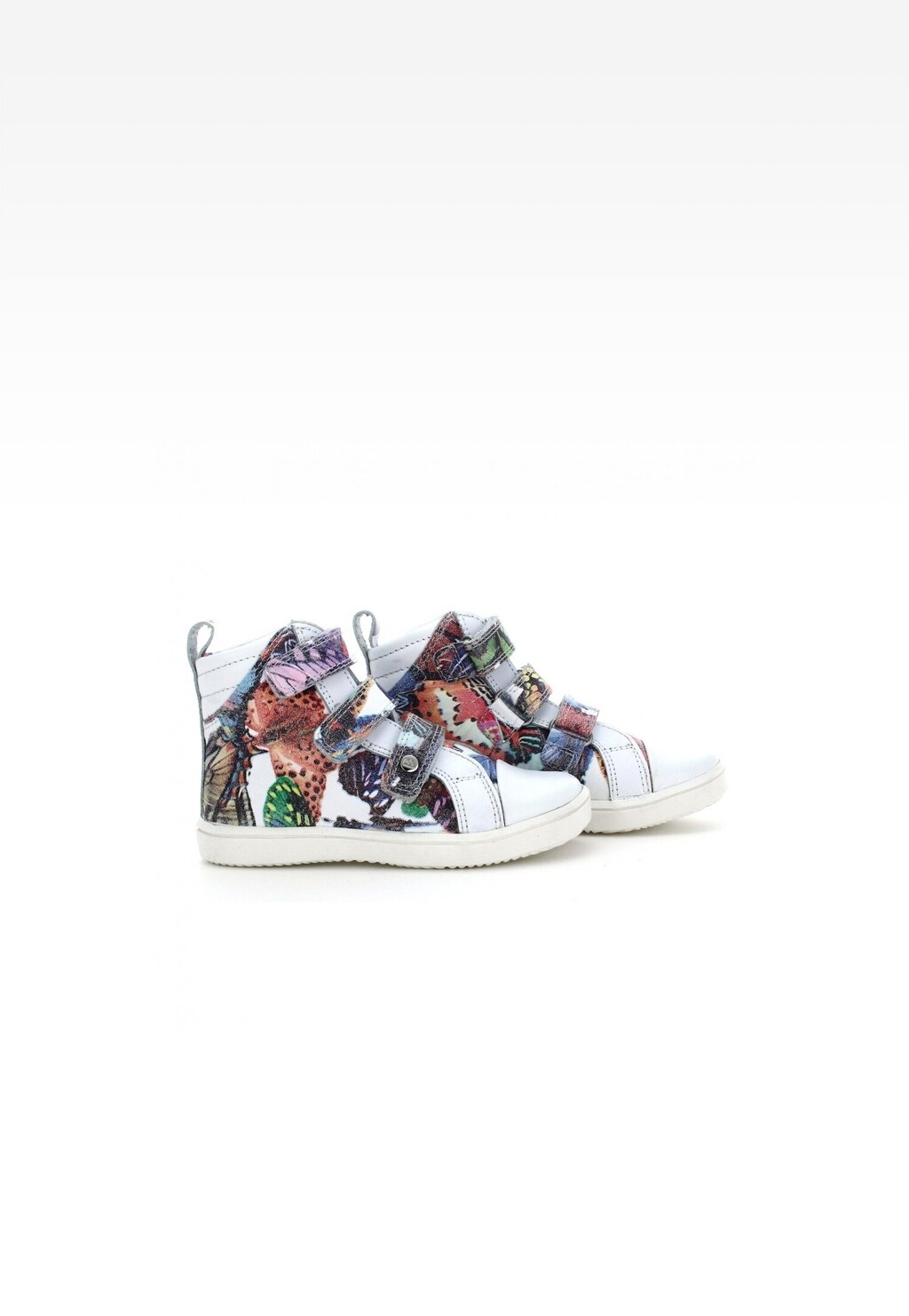 Dziewczęce trzewiki Bartek T-87364/1GK z kolorowym motywem motyli na białej skórze, zapinane na rzepy i klamry, z wysoką cholewką i jasną podeszwą.