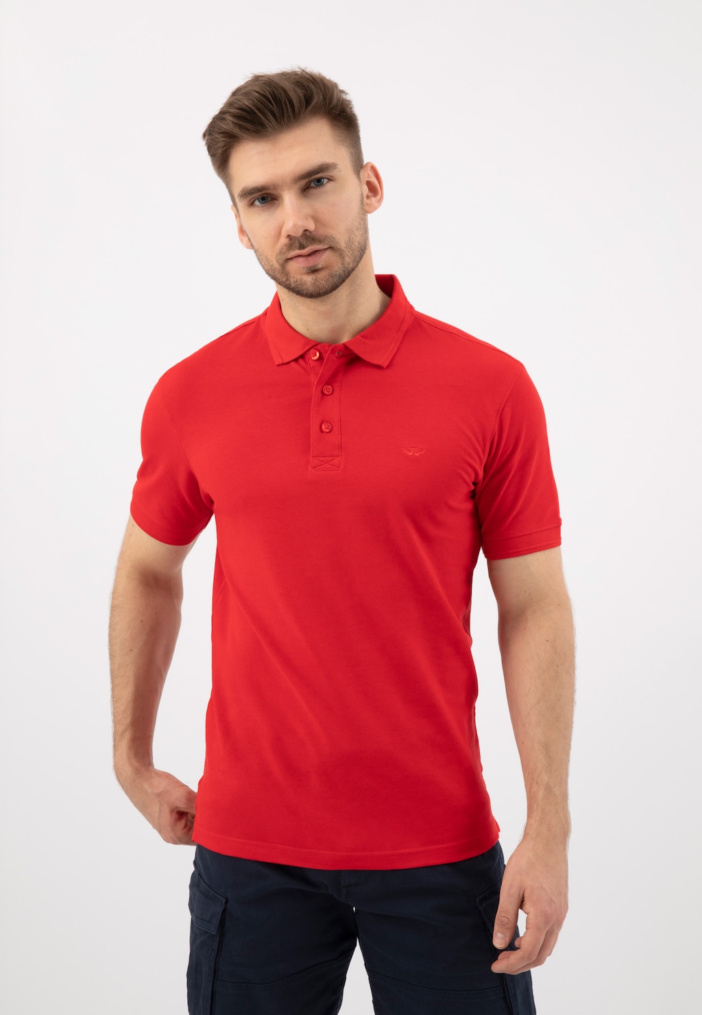 Czerwona koszulka polo Wojas model 98019-85 z haftowanym logo, prezentowana na modelu. Klasyczny krój z krótkim rękawem, idealny do casualowych stylizacji.