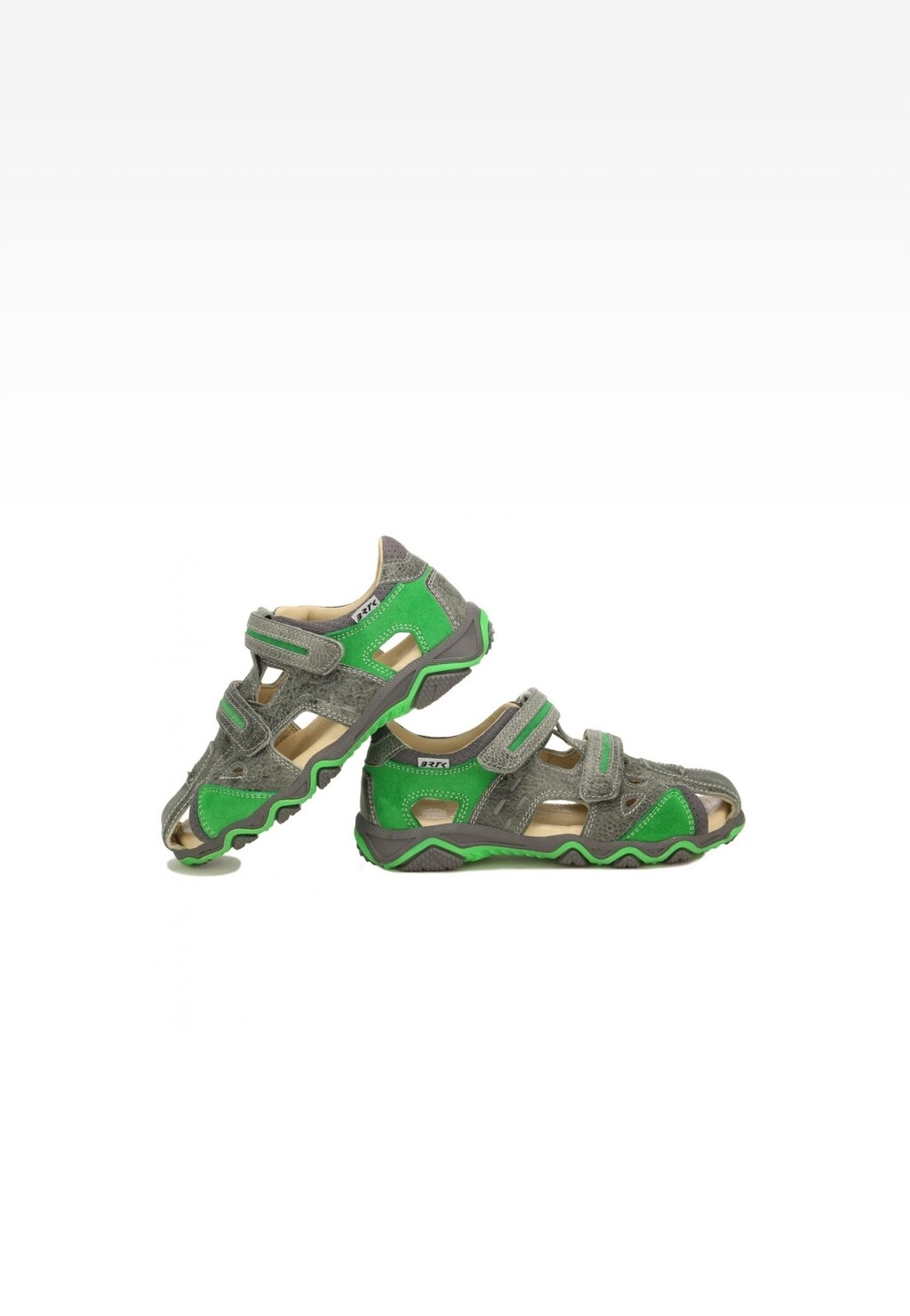 Sandały BARTEK 19682-006 dla chłopców w kolorze oliwkowo-zielonym z zapięciem na rzepy, widoczne z boku, wyróżniające się sportowym designem i wygodnymi paskami.