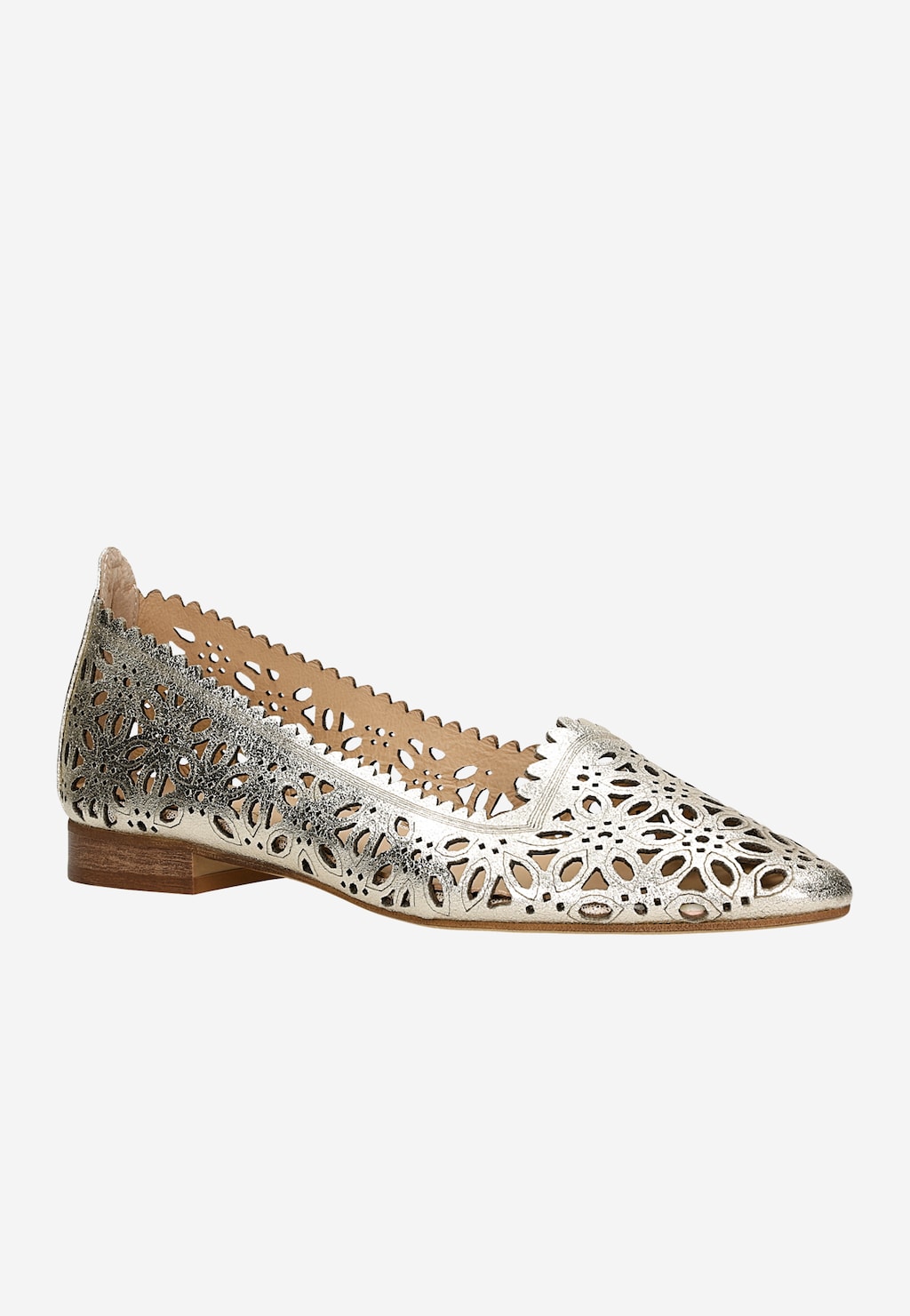 Złote ażurowe baleriny Wojas 45009-58 z dwoiny foliowanej. Eleganckie buty z wycinanym kwiatowym wzorem, niskim obcasem i spiczastym noskiem.