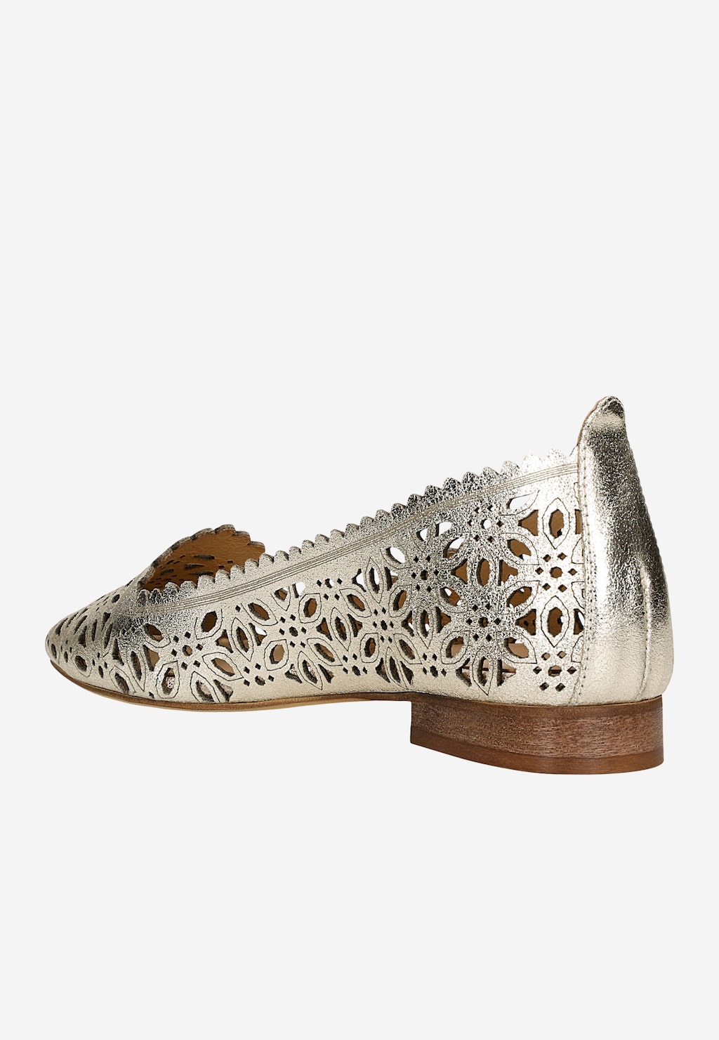 Złote ażurowe baleriny Wojas model 45009-58 z dwoiny foliowanej, widok z boku ukazujący delikatny wzór wycinany, płaski obcas z drewnianym wykończeniem.