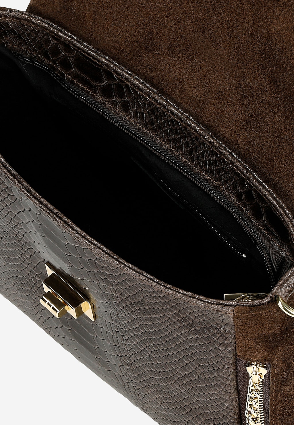Zbliżenie na wnętrze ciemnobrązowej torebki damskiej Wojas 80157-72 z fakturą imitującą skórę węża, widoczne złote zapięcie i czarna podszewka z kieszonką na zamek.