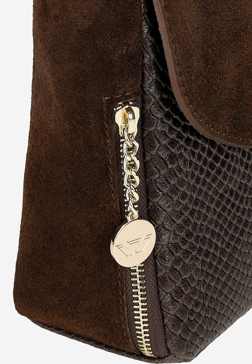 Zbliżenie na ciemnobrązową torebkę damską Wojas 80157-72 z fakturą imitującą skórę węża, złotym zamkiem błyskawicznym i zawieszką z logo marki.