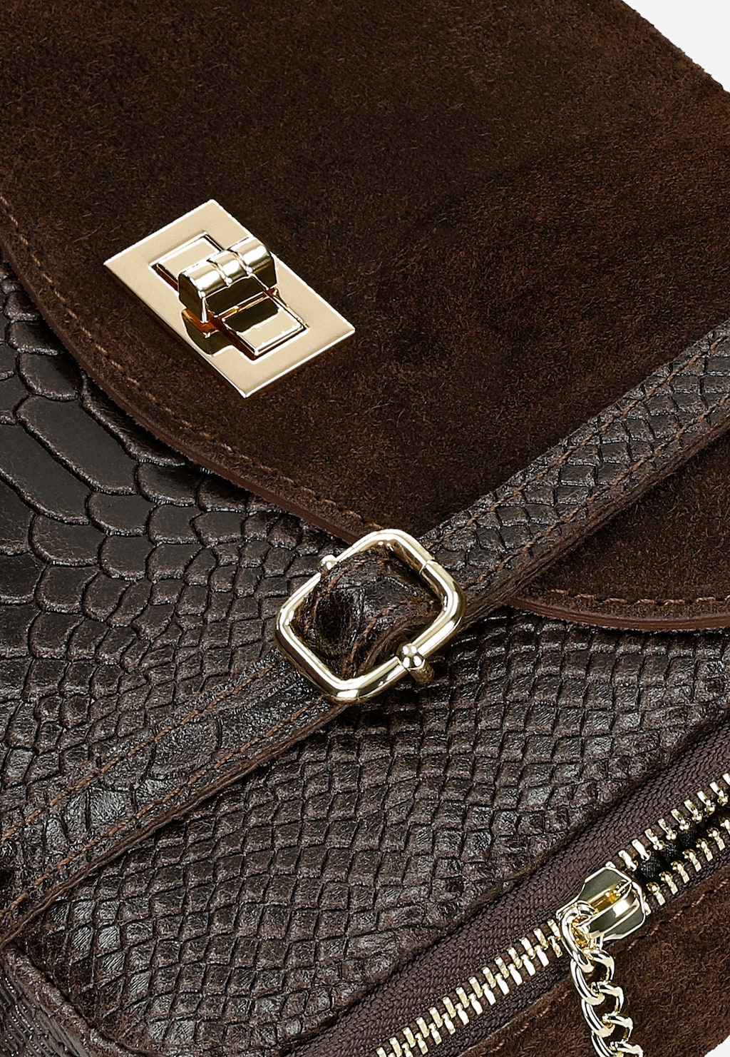 Ciemnobrązowa torebka damska Wojas model 80157-72 z zamszową klapą, eleganckim złotym zapięciem, wzorem imitującym skórę węża i praktycznym suwakiem.