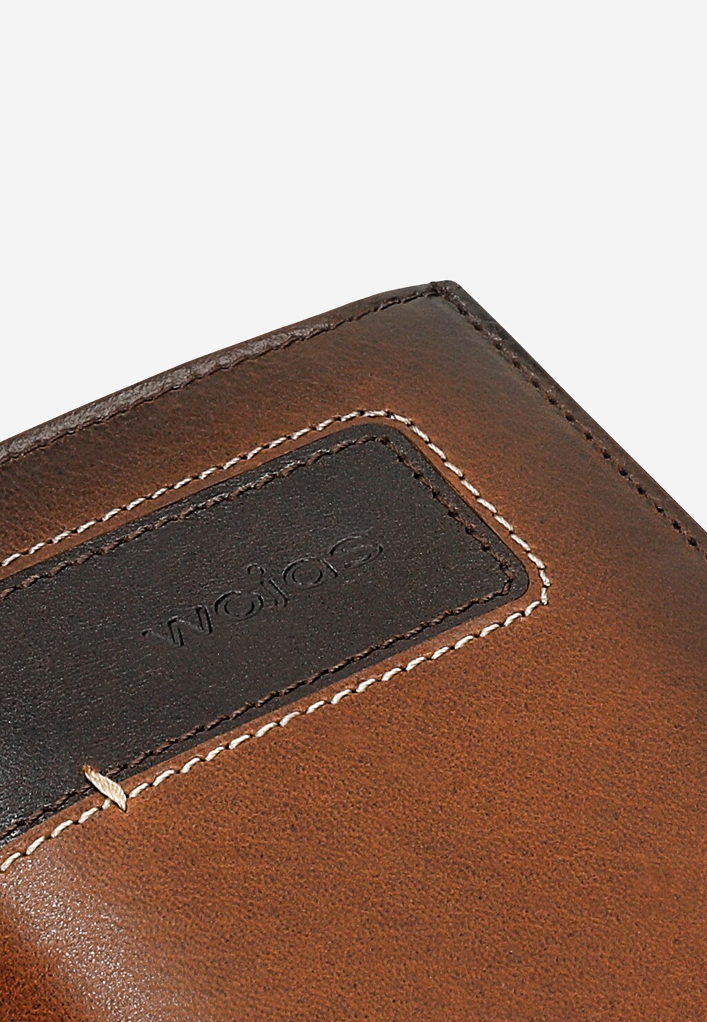 Brązowy portfel męski Wojas model 91082-92 z charakterystyczną ciemną wstawką i wytłoczonym logo. Widoczne precyzyjne jasne przeszycia kontrastujące z wysokiej jakości skórą.