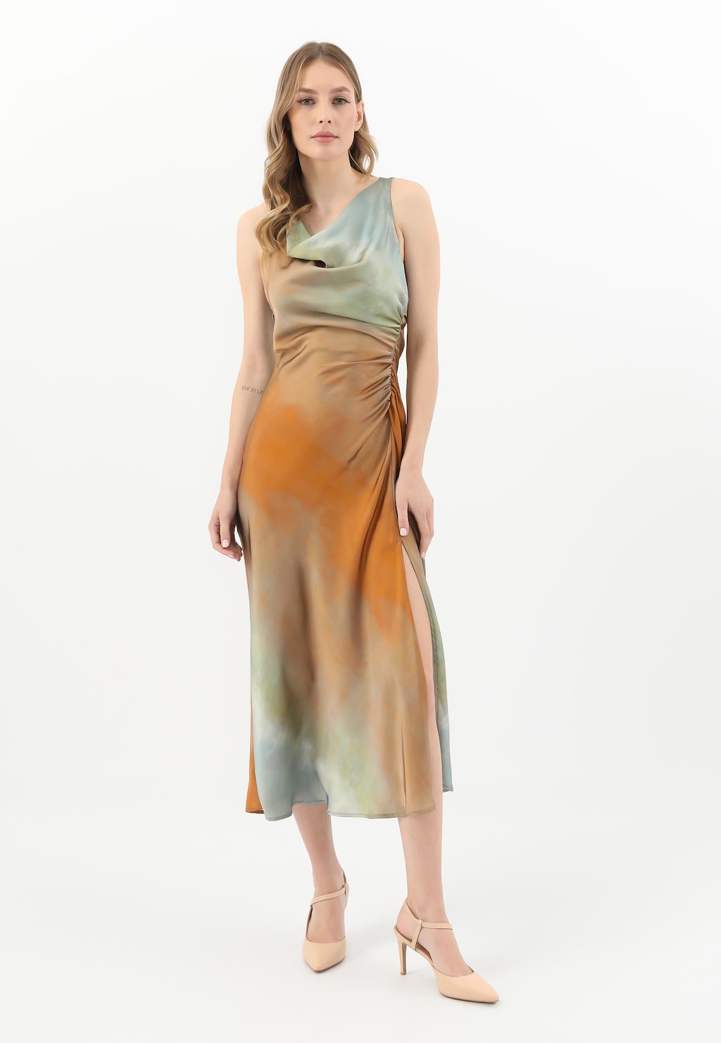 Elegancka sukienka w kolorach ombre z beżowymi czółenkami Wojas model 35113-54, z odkrytą piętą i szpilką. Stylowy zestaw na wieczorne wyjście.