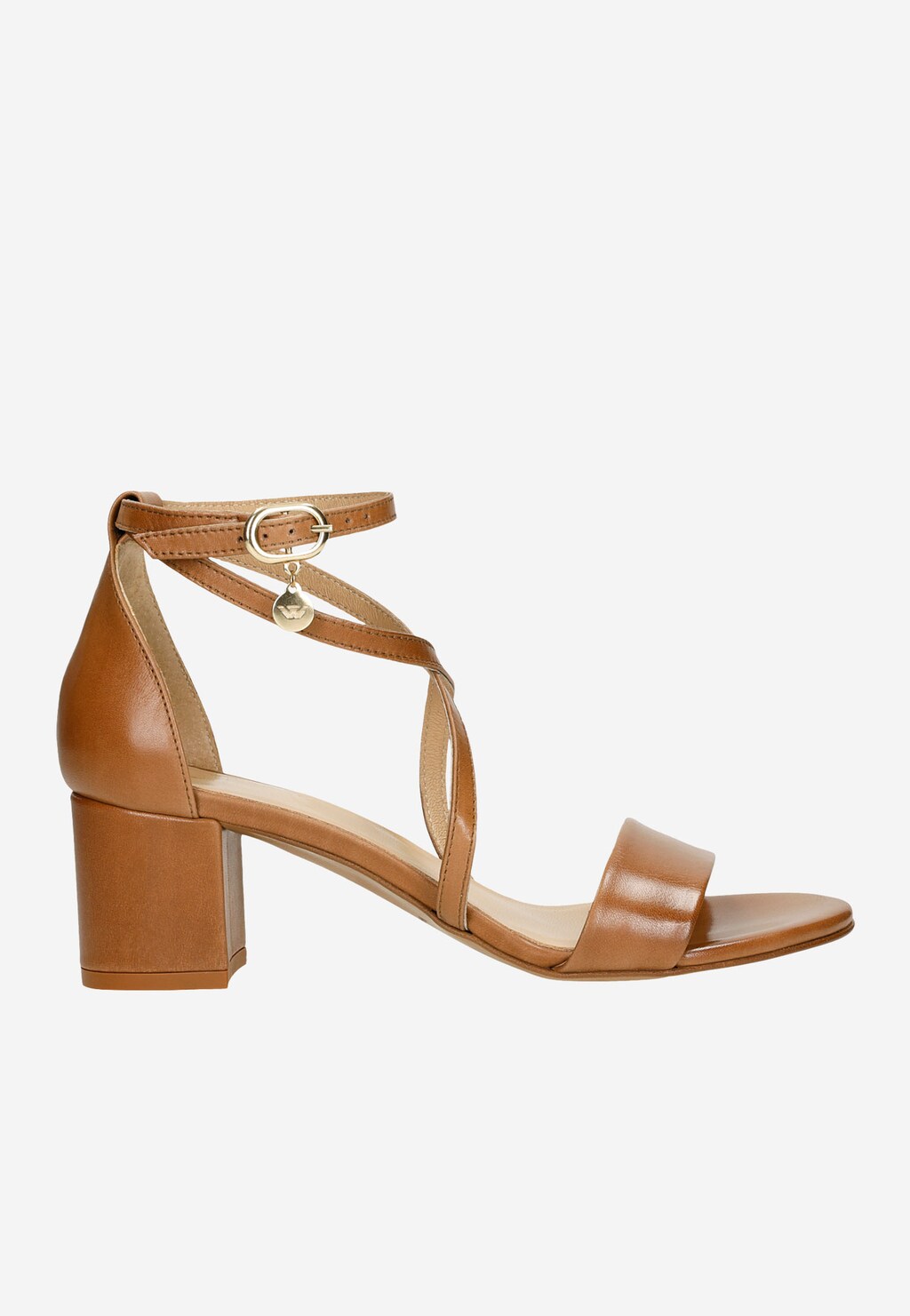 Eleganckie skórzane sandały damskie Wojas 76058-53 w jasnobrązowym kolorze z krzyżowymi paskami, ozdobnym zapięciem ze złotą klamrą i zawieszką, na stabilnym kwadratowym obcasie.