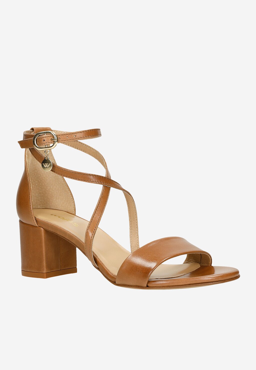 Skórzane sandały damskie Wojas 76058-53 w jasnobrązowym kolorze na stabilnym klocku, z krzyżującymi się paskami i złotą klamrą przy kostce, ozdobione zawieszką z logo.