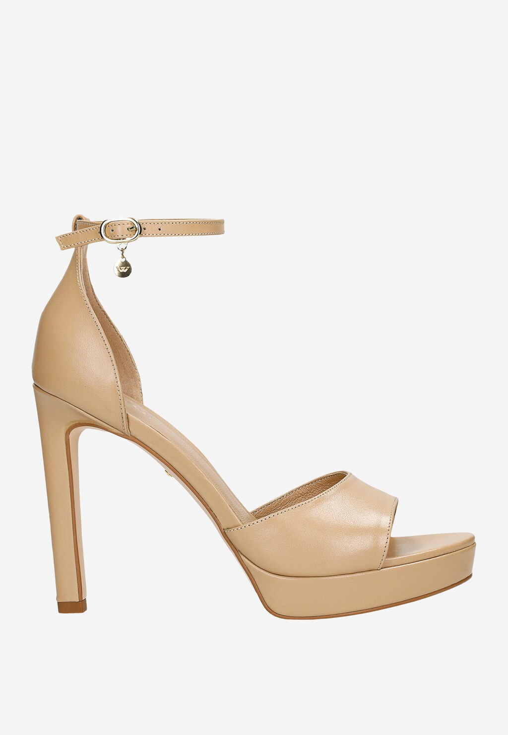 Eleganckie beżowe sandały Wojas model 76152-50 na wysokiej szpilce z platformą. Subtelny pasek wokół kostki z ozdobnym zawieszonym logo marki.