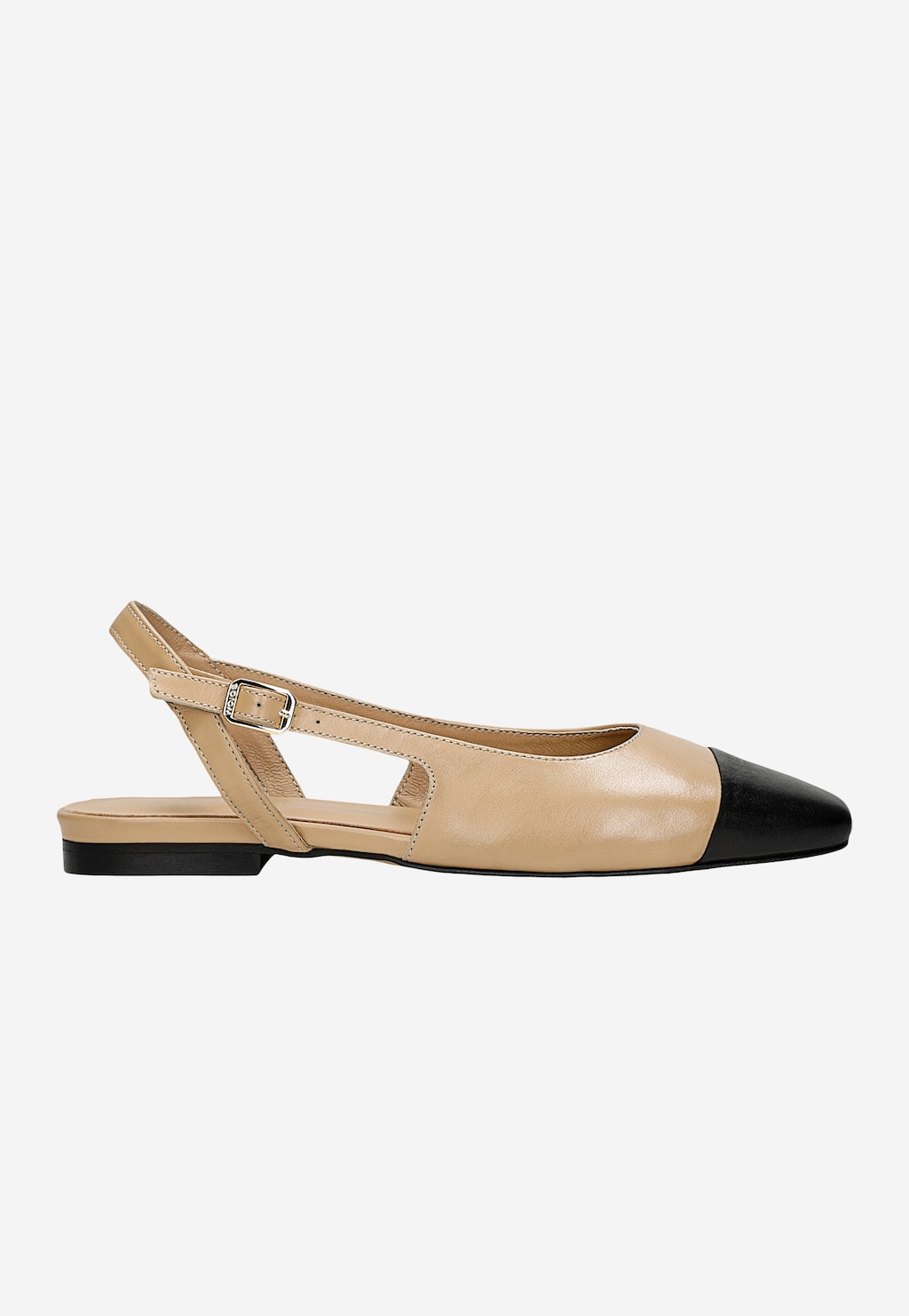 Dwukolorowe baleriny Wojas 44032-54 z odkrytą piętą - eleganckie, beżowo-czarne obuwie z zapięciem na pasek i sprzączkę, widoczne z boku na płaskim obcasie.