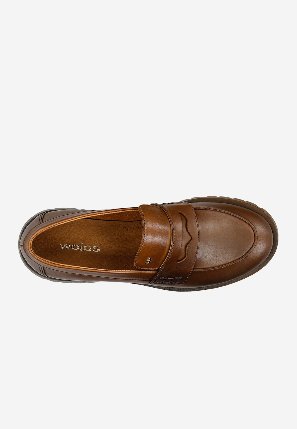 Brązowy mokasyn Wojas model 46124-53 ukazany z góry. Klasyczny skórzany but z paskiem penny, na lekkiej podeszwie, z widocznym logo marki na wkładce.