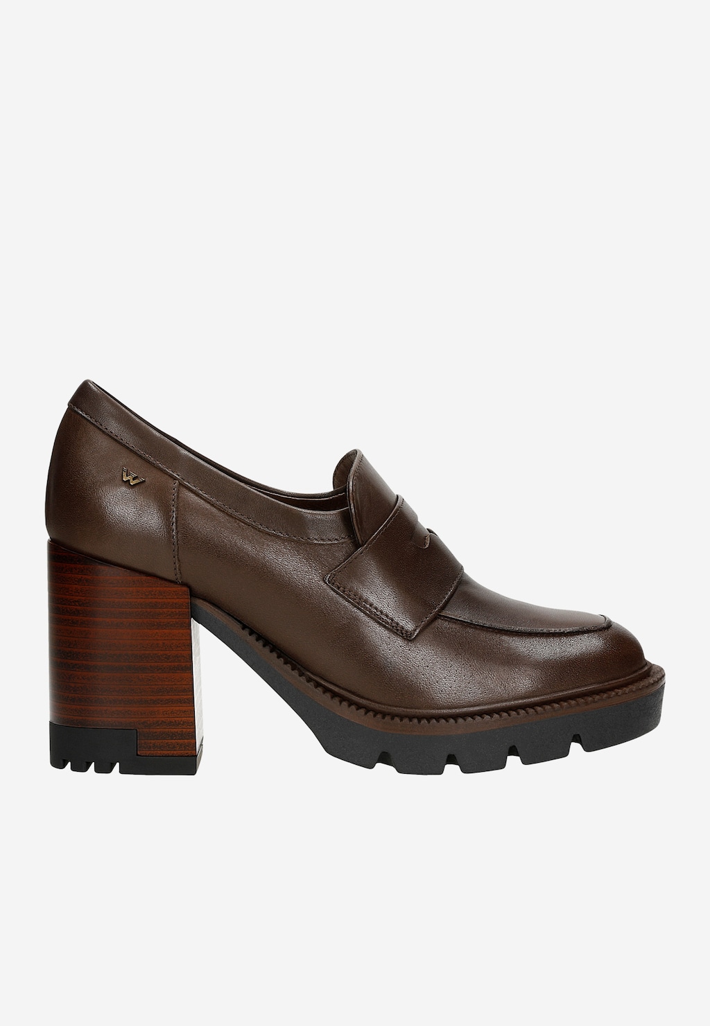 Brązowe mokasyny damskie Wojas 46239-52 ze skóry licowej na drewnianym słupku z grubą podeszwą i charakterystycznym wzorem na cholewce, z logo marki na boku.