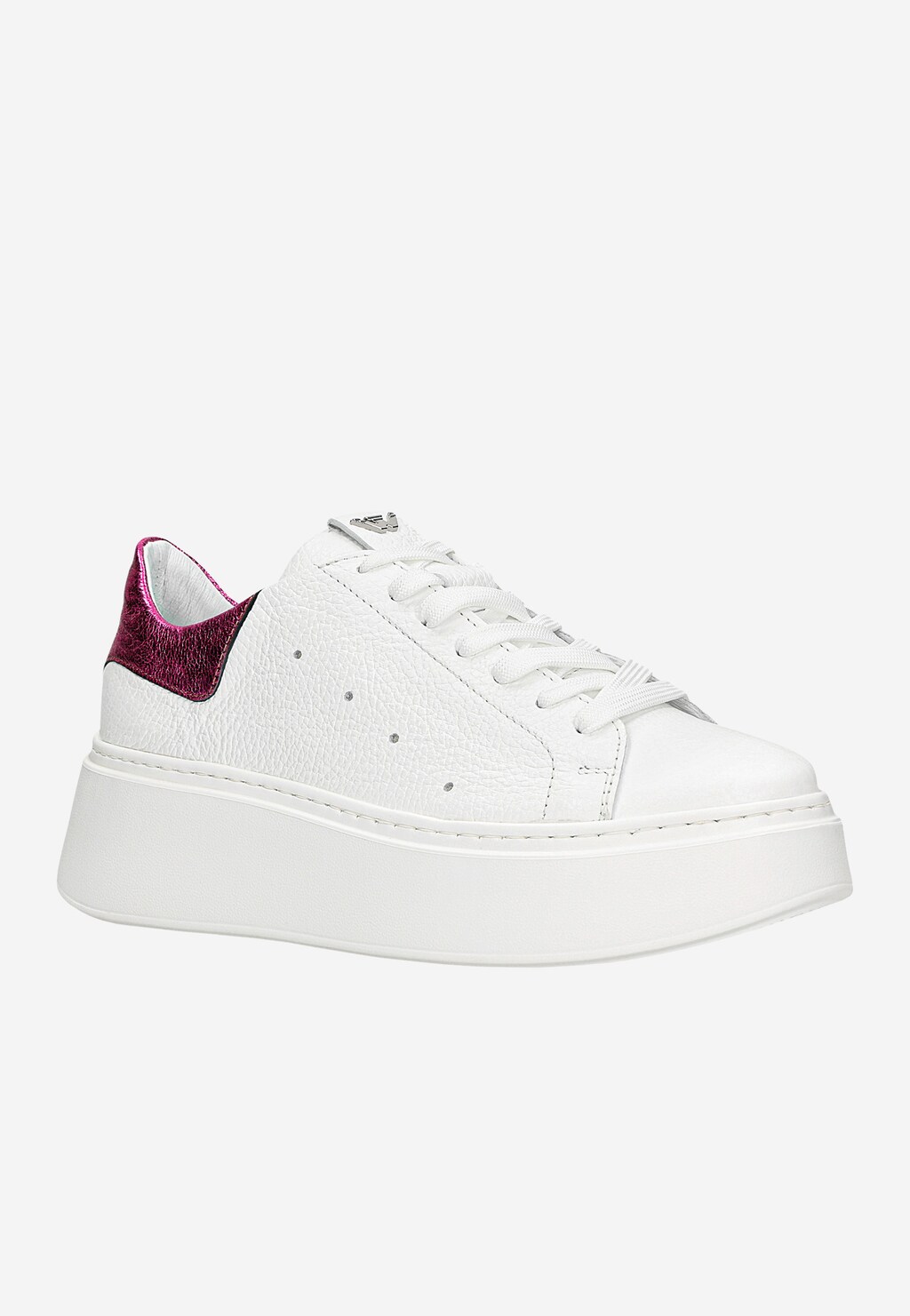 Białe trampki Wojas model 46285-75 z różową metaliczną wstawką na pięcie, na podwyższonej platformie, z teksturowaną skórzaną cholewką i białymi sznurowadłami.