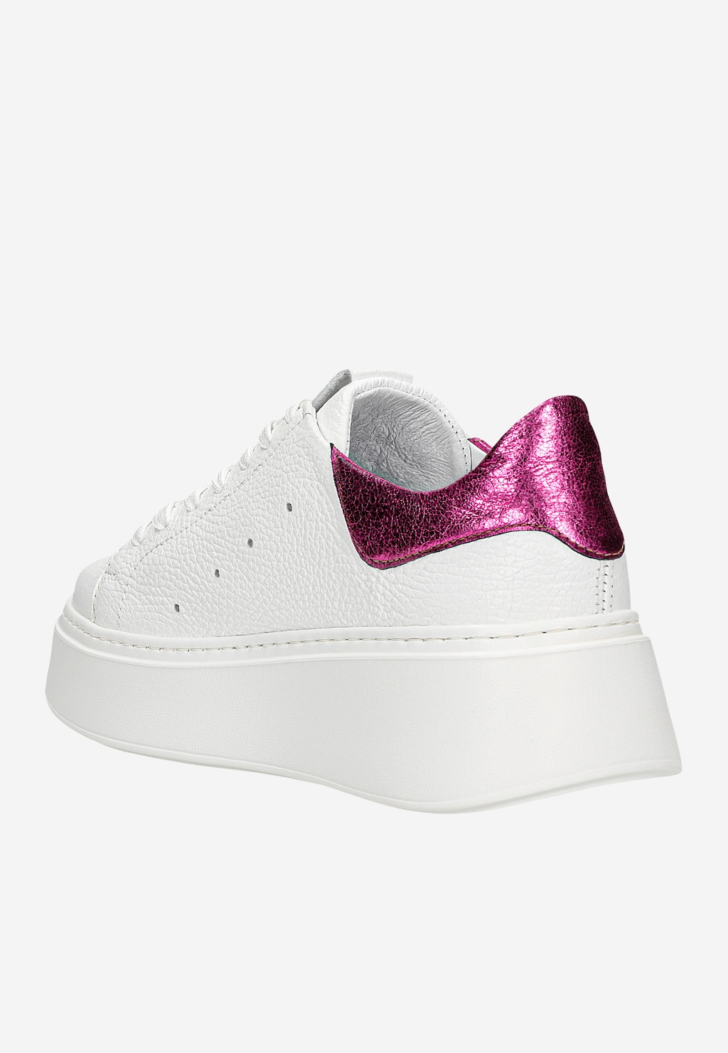 Białe trampki Wojas model 46285-75 z boku, na grubej podeszwie, z charakterystyczną metaliczną różową wstawką na tyle buta, widoczne sznurówki i faktura skóry.