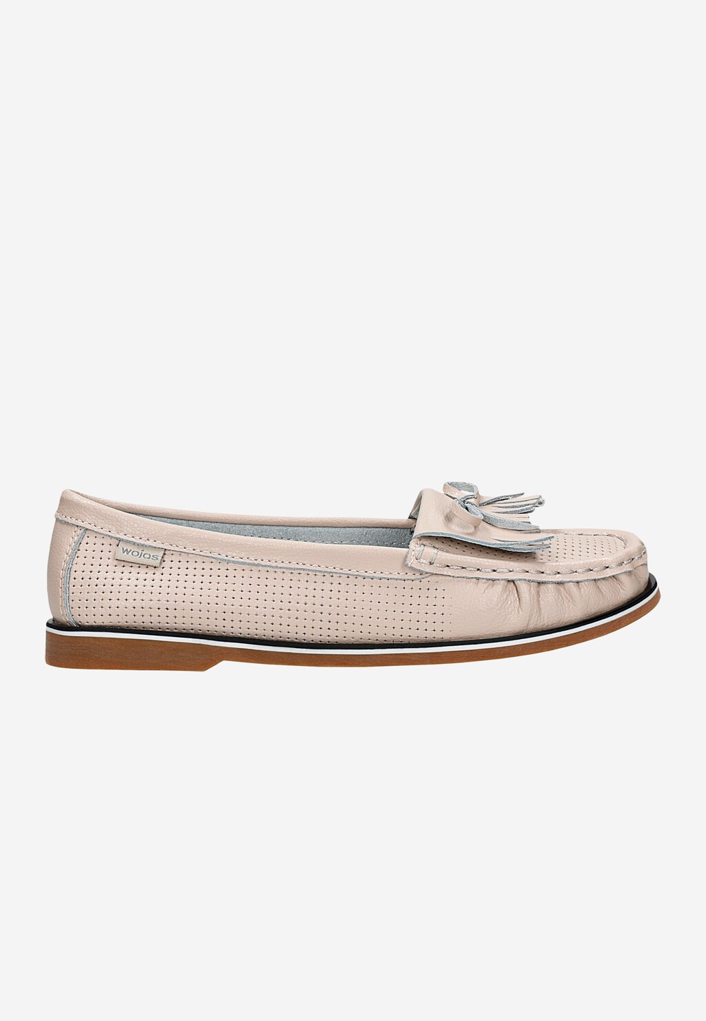 Beżowe mokasyny damskie Wojas 46293-55 z ażurowaną cholewką, ozdobione frędzlami na przodzie, z jasną podeszwą i charakterystycznym przeszyciem wokół buta.