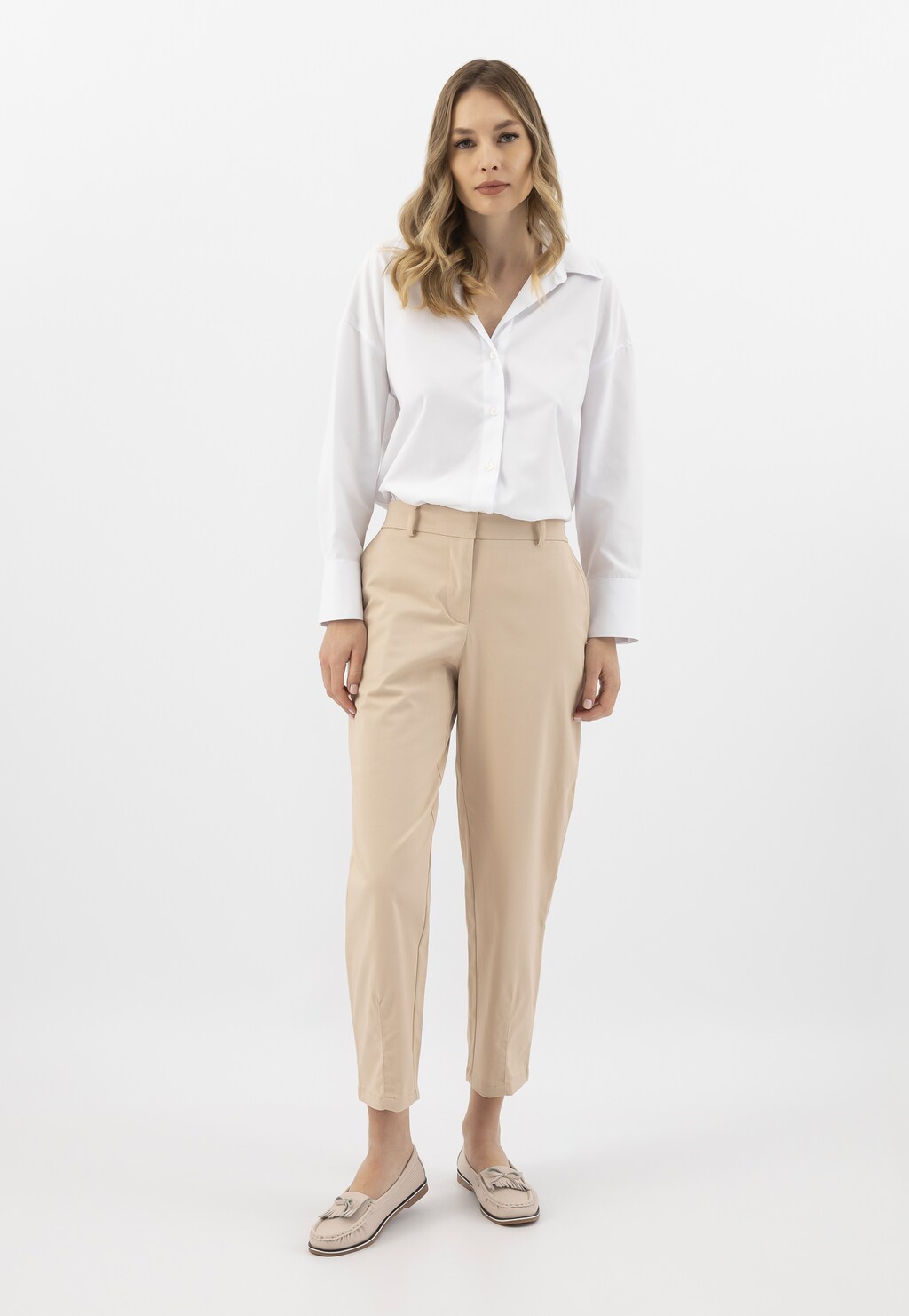 Stylizacja biznesowa z beżowymi mokasynami Wojas 46293-55 z ażurowaną cholewką, białą koszulą i eleganckimi beżowymi spodniami. Mokasyny doskonale uzupełniają biznesowy outfit.