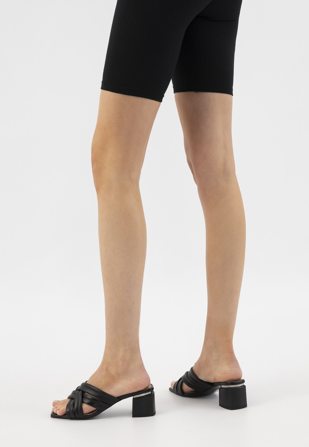 Čierne dámske kožené šľapky so zapletenými remienkami 74072-51 Widok 8